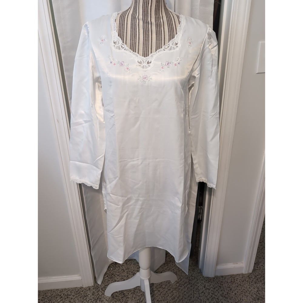 Vintage Barbizon White‎ Nightgown Floral Embroidered & Lace Detail Small/Petite
